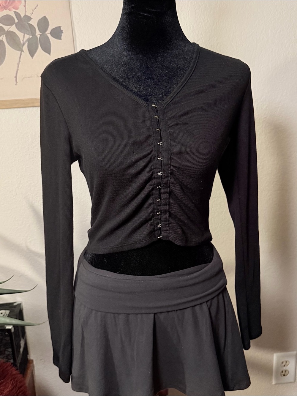 Black Long-Sleeve Ruched Hook-Front Long Sleeve Top